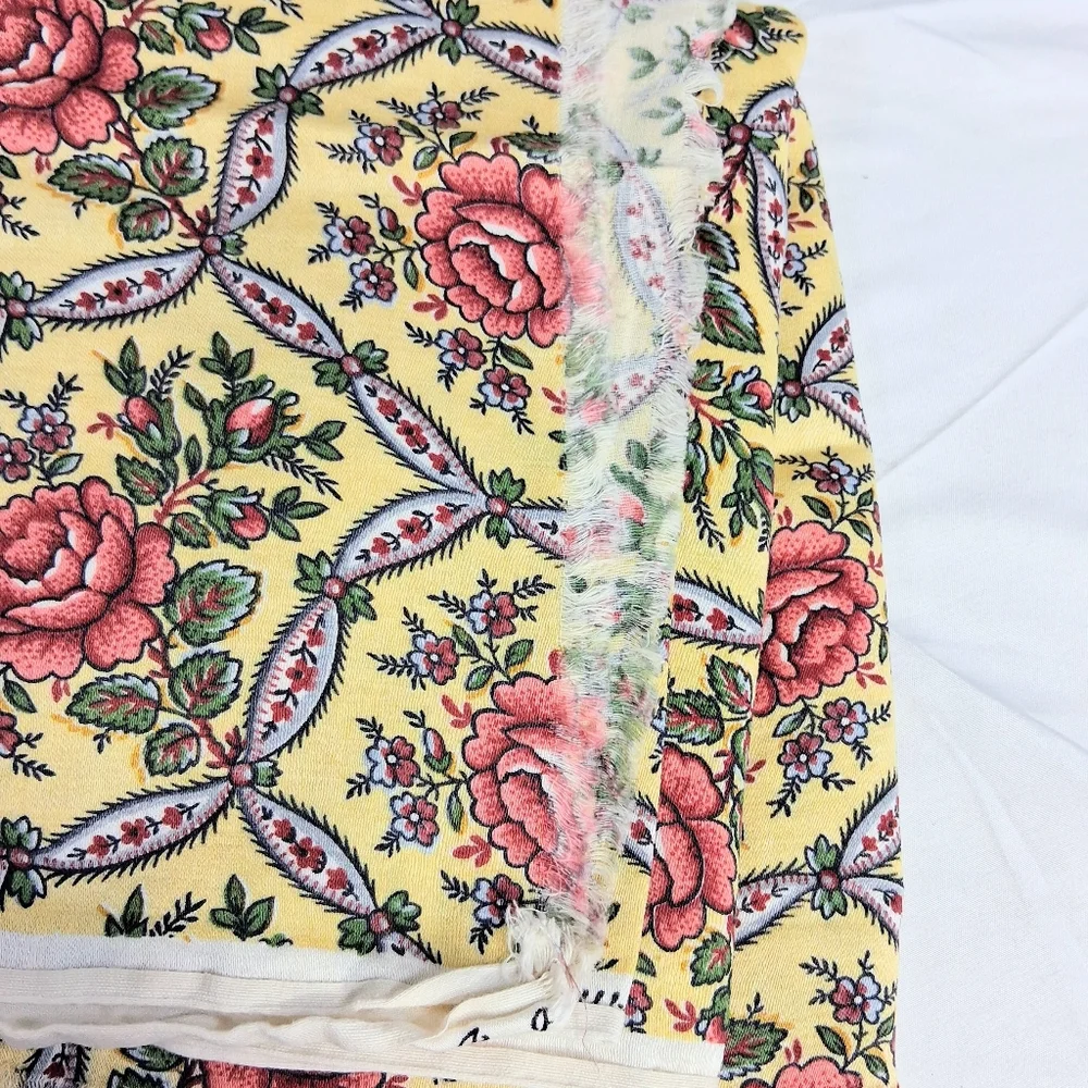 Set Of 2 Tablecloths Flannel Red And White 56x46 & Yellow Floral Cloth 88"x80" - Picture 11 of 14